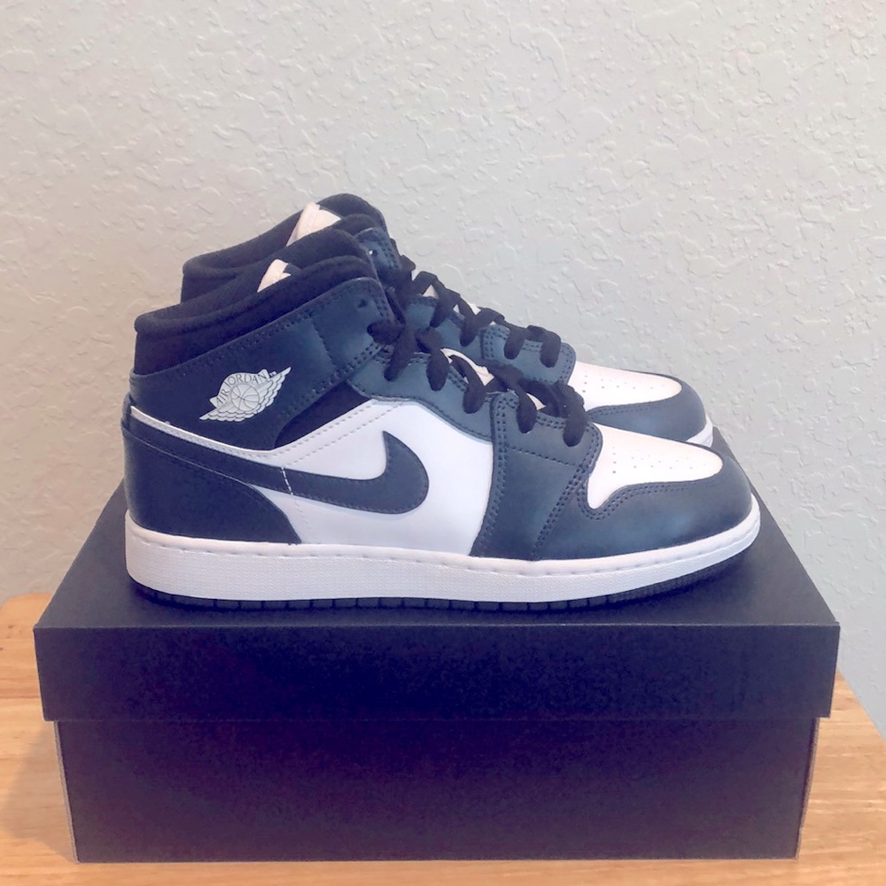 🖤🤍NIKE AIR JORDAN 1 MID GS SNEAKERS🤍🖤 - Picture 1 of 11